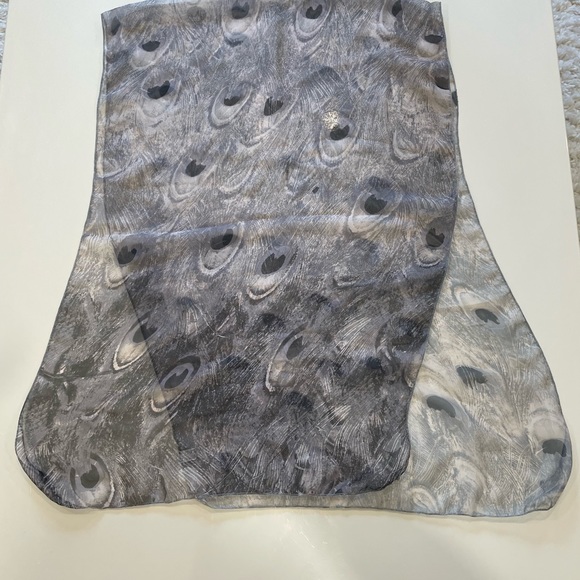Beautiful Gray Ombré Shear Peacock Feather Oblong Acrylic Scarf BNWOT - Picture 2 of 11